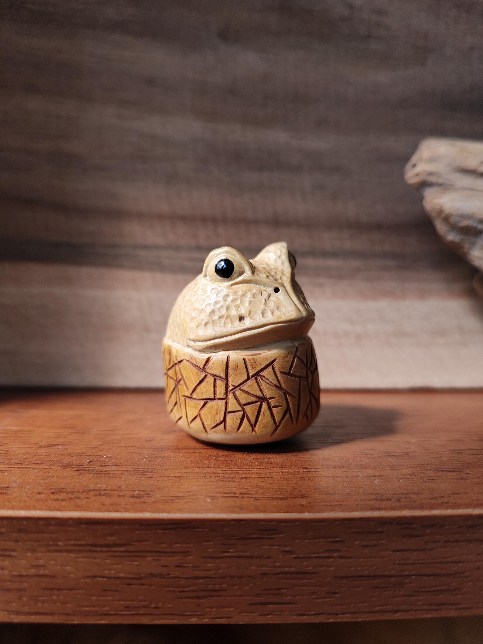 Boxwood frog figurine