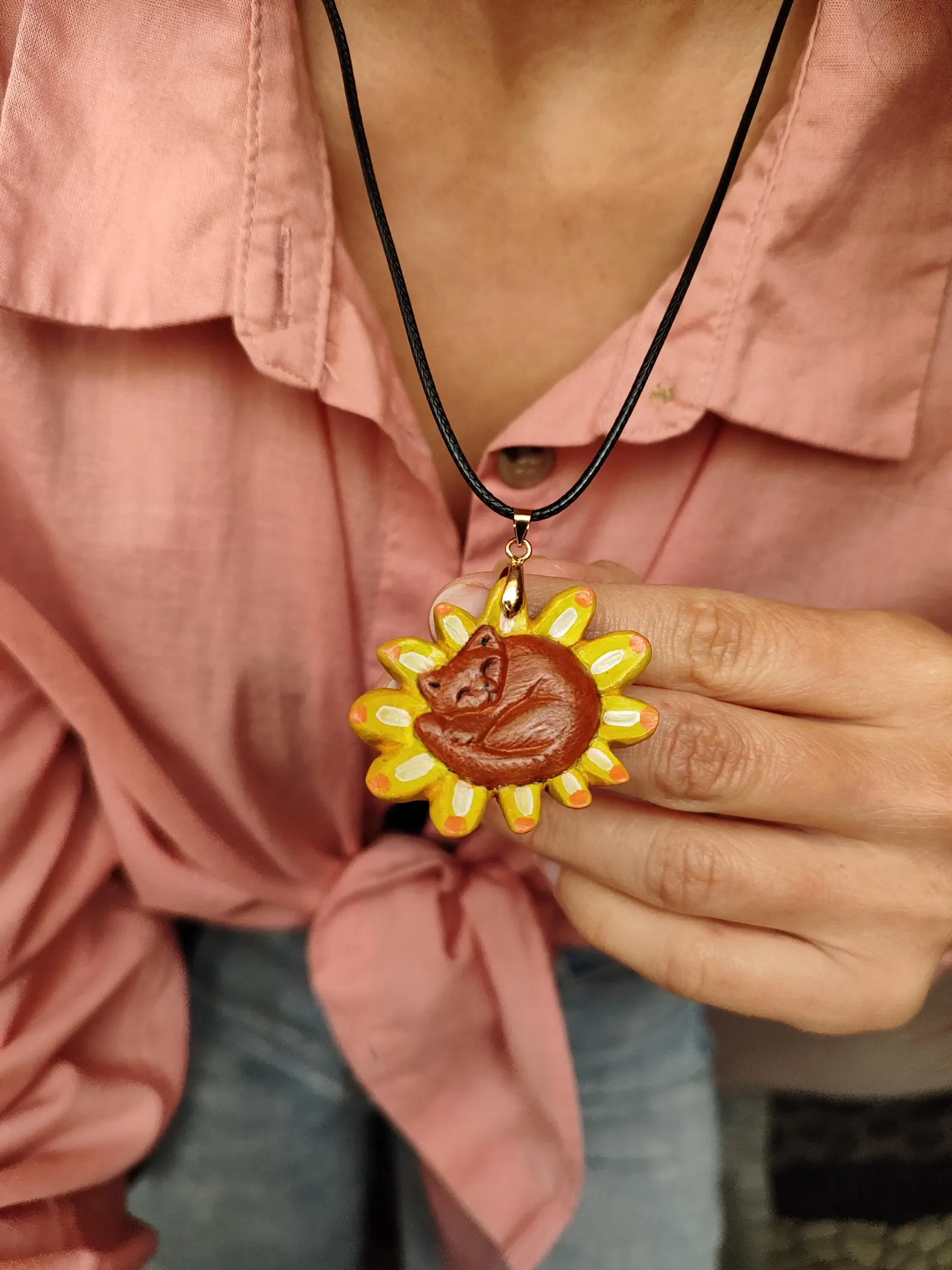 Daisy cat necklace